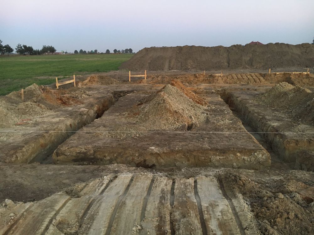 Lewa strona frontu domu Lewa strona frontu domu